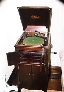 Victrola record playing machine